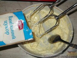 Масляный крем со сгущенным молоком: Добавить ванильный сахар или ванилин.    По желанию можно добавить в крем 2-3 ст. ложки ликера или 1/2 ст. ложки порошка какао.