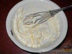 Белково-масляный крем: Как приготовить масляно-белковый крем:    До того, как взбивать белки, заранее, стереть (взбить) масло добела (до густоты сметаны).