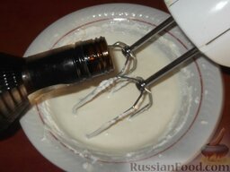 Белково-масляный крем: Влить ликер, перемешать и остудить. Крем белково-масляный готов.