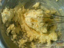 Масляно-клубничный крем: Масло размягчить.  Размягченное сливочное масло взбить до пышности.
