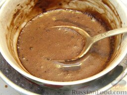 Шоколадная помадка с какао для глазирования: При постоянном помешивании нагревать смесь на слабом огне до растворения сахара. Довести до кипения и варить какао-помадку 1-2 минуты.    Лучше всего это делать на водяной бане.