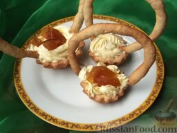 Песочные корзиночки с масляным кремом и фруктами: Охлажденные корзиночки наполнить кремом и фруктами (или только кремом). Прикрепить ручки. Поставить песочные корзинки в холодильник, чтобы крем застыл.    Песочные корзиночки с масляным кремом и фруктами готовы. Приятного аппетита!