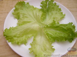 Салат с морским коктейлем: Салатные листья вымыть. На плоскую тарелку выложить листа салата.