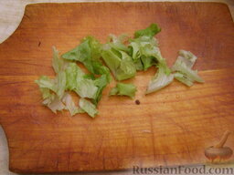 Салат с морским коктейлем: Если готовое блюдо будет украшено зеленью, один лист мелко порвать или нарезать.