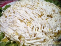 Салат слоеный курино-грибной: На дно салатника выкладываем тертую вареную картошку и смазываем майонезом (не жалеем майонеза - 3-4 ст. ложки).