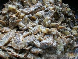 Салат слоеный курино-грибной: Поверх картофеля выкладываем жареные грибы с луком, немного майонеза (около 1 ст. ложки). Этот слой можно не смазывать майонезом.