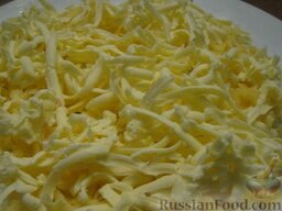Салат слоеный курино-грибной: Выкладываем затем тертый сыр и снова смазываем майонезом (2-3 ст. ложки).
