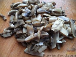 Салат слоеный курино-грибной: Маринованные шампиньоны нарезаем пластинками или кусочками.