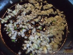 Салат слоеный курино-грибной: Разогреваем сковороду, наливаем растительное масло, выкладываем лук. Лук обжариваем до золотистого цвета на среднем огне, помешивая, 2-3 минуты.