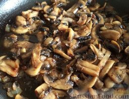 Салат слоеный курино-грибной: Добавляем к луку маринованные шампиньоны и обжариваем их вместе минут 5.