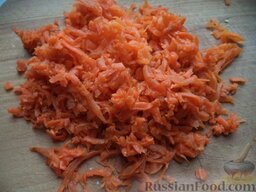 Салат слоеный курино-грибной: Морковь отварную чистим, натираем на крупной терке.