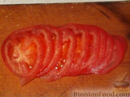 Минтай, запеченный с помидорами и сыром: Вымыть помидоры и нарезать их кружочками.