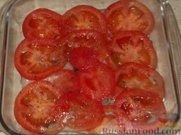 Минтай, запеченный с помидорами и сыром: Положить помидоры на рыбу, посолить, поперчить.