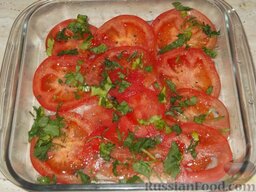 Минтай, запеченный с помидорами и сыром: Помидоры посыпать зеленью.