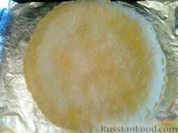 Пирог со свежей капустой: Второй пласт раскатать, уложить сверху на пирог и края защипнуть. Лишнее тесто обрезать.