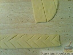 Пирог со свежей капустой: Из остатков теста сделать украшения. Для этого тесто раскатать тонко. Вырезать цветы или листочки по вкусу.