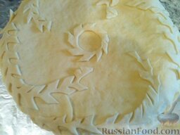 Пирог со свежей капустой: Прилепить украшения сверху на пирог. Приготовленный пирог поставить на расстойку в теплое место на 10-15 минут.