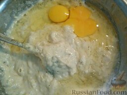 Пирог со свежей капустой: Когда опара подойдет, вбейте 2 яйца.