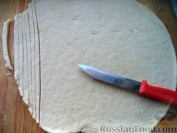 Пирог со сливами: Из второго куска теста нарезают полоски шириной 0,5 см.