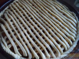 Пирог со сливами: Полоски теста выкладывают их в виде решетки на пирог. По краям выкладывают кантик.