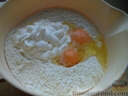 Пирог со сливами: В просеянную муку, смешанную с содой, кладут сметану, масло, соль, сахар, 3 яйца.