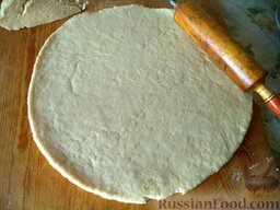 Пирог со сливами: Затем тесто делят на два равных куска. Один кусок раскатывают в пласт толщиной 0,5 см, подсыпая муку.