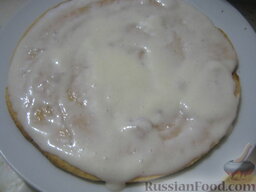 Пирог на сметане: Смазывают сметанным кремом остывшие коржи.