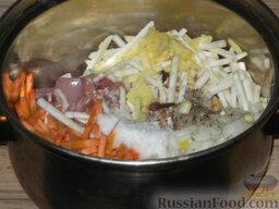 Суп из мяса курицы с сельдереем и пряностями: Курицу положить в кастрюлю. Добавить мелко нарезанные морковь, лук, сельдерей и пряности, посолить.