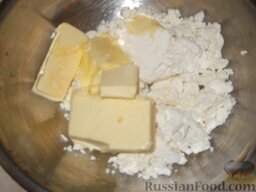 Печенье из творога (по-литовски): Творог хорошо перемешать с размягченным сливочным маслом.