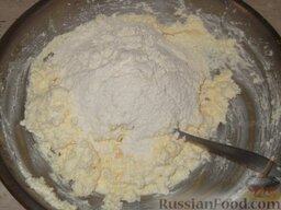 Печенье из творога (по-литовски): Добавить просеянную муку, соль.