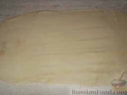 Печенье из творога (по-литовски): Включить духовку. Раскатать тесто в пласт толщиной 3-4 мм