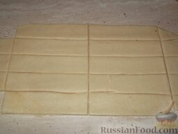 Печенье из творога (по-литовски): Пласт теста нарезать полосками длиной 9-10 см и шириной 3 см.