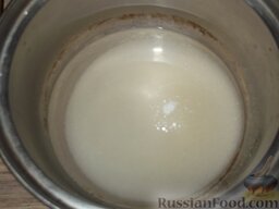 Любительский крем заварной без яиц: В кастрюлю всыпают сахар. Заливают сахар 0,5 стакана воды, ставят на огонь, доводят до горячего состояния, непрерывно помешивая, чтобы растворились сахарные крупинки.