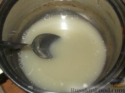 Любительский крем заварной без яиц: Эту массу постепенно вводят в разогретый сахарный сироп, не переставая помешивать.