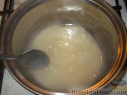 Любительский крем заварной без яиц: Полученную смесь нужно варить, помешивая, до состояния кашицы или густой сметаны. Затем массу ставят для охлаждения, до температуры парного молока (50 градусов).