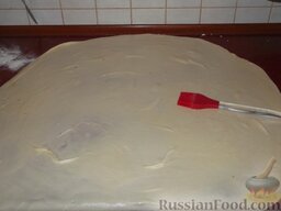 Тандыр самса (слоеные пирожки с мясом по-узбекски): Смазать его рафинированным или прокаленным и охлажденным растительным маслом.    Можно смазать тесто распущенным бараньим салом.