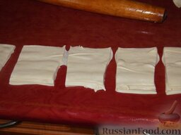 Тандыр самса (слоеные пирожки с мясом по-узбекски): Полученную полоску разрезать по длине на две половины, затем поперек на прямоугольные квадратики (6x8 см).