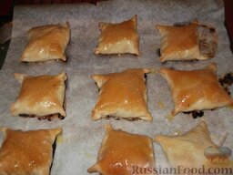 Тандыр самса (слоеные пирожки с мясом по-узбекски): Когда узбекские пирожки с мясом зарумянятся, их вынимают, смазывают топленым маслом, можно даже полить маслом.