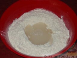 Тандыр самса (слоеные пирожки с мясом по-узбекски): Всыпать муку в миску. Сделать ямку, влить туда воду.