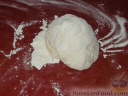 Тандыр самса (слоеные пирожки с мясом по-узбекски): Из муки и подсоленной теплой воды замесить не очень крутое тесто, как на лапшу. Завернуть в пленку или полотенце и оставить на 30-40 минут.