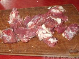 Тандыр самса (слоеные пирожки с мясом по-узбекски): Мякоть отделить от костей и нарезать.