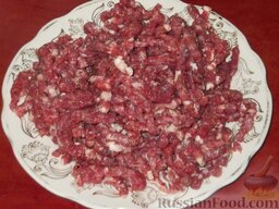 Тандыр самса (слоеные пирожки с мясом по-узбекски): Для фарша мясо мелко порубить тяпкой или пропустить через мясорубку