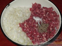 Тандыр самса (слоеные пирожки с мясом по-узбекски): Соединить лук и мясо, положить молотый черный перец, соль. Перемешать.