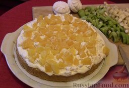 Бисквитный торт с зефиром и фруктами: Выкладывайте зефир сразу в сметанный крем - он растает и тортик получит свой исключительный вкус. Потом - апельсины.