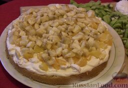 Бисквитный торт с зефиром и фруктами: Потом - бананы.