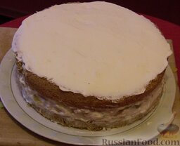 Бисквитный торт с зефиром и фруктами: Верхний корж смажьте сметаной.
