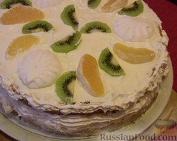 Бисквитный торт с зефиром и фруктами: И украсьте торт фруктами и зефиром.