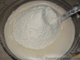 Печенье сахарное (сдобное): При желании добавить эссенцию для аромата. Добавить просеянную муку (муку просеять прямо в яичную смесь) и аккуратно перемешать тесто до однородности.