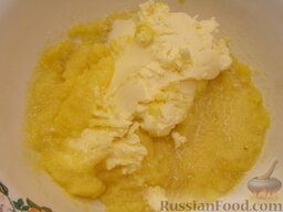Песочное печенье через мясорубку: Масло растереть добела, размягчая его. Соединить желтки с маслом.