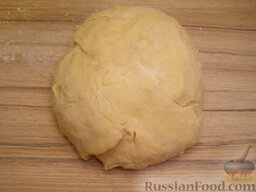 Песочное печенье через мясорубку: Постепенно всыпать муку, замесить тесто до густоты.